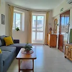 Appartement Joseph 2, Charming Retreat With Park Views And Close To The Airport