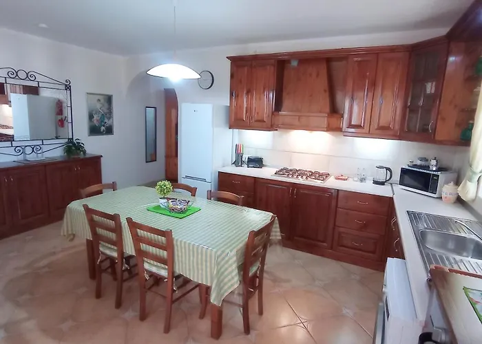 Joseph 2, Stylish Corner Flat With Park Views And Close To The Airport *