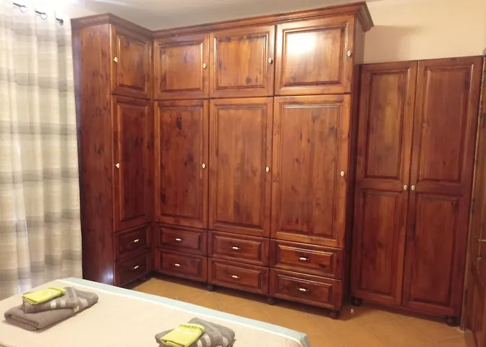 Joseph 2, Stylish Corner Flat With Park Views And Close To The Airport Apartament