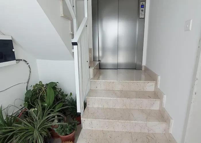 Joseph 2, Stylish Corner Flat With Park Views And Close To The Airport *