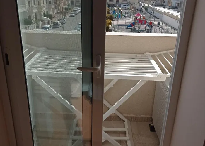 Apartament Joseph 2, Stylish Corner Flat With Park Views And Close To The Airport *