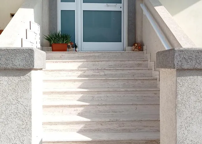 Apartament Joseph 2, Stylish Corner Flat With Park Views And Close To The Airport *