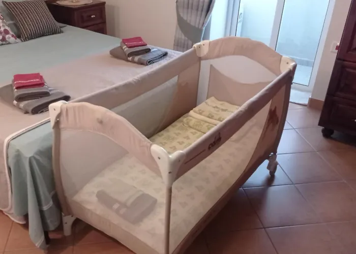 Apartament Joseph 2, Stylish Corner Flat With Park Views And Close To The Airport