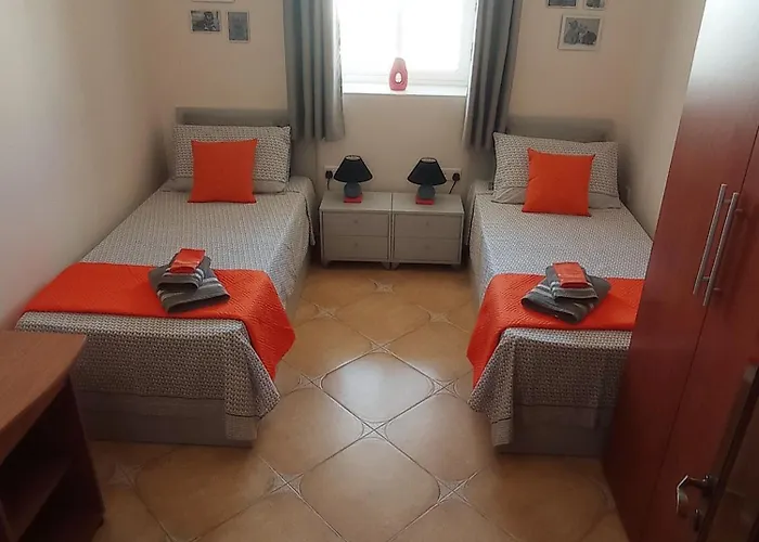 Joseph 2, Stylish Corner Flat With Park Views And Close To The Airport Apartament