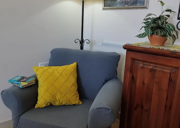 Apartament Joseph 2, Stylish Corner Flat With Park Views And Close To The Airport *