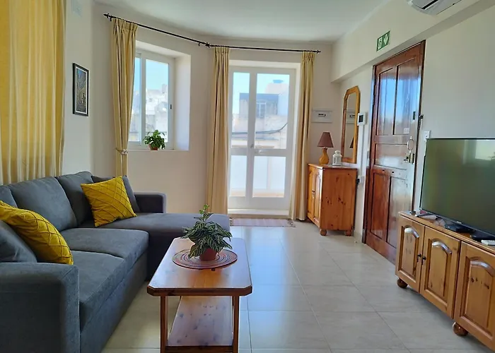 Apartament Joseph 2, Stylish Corner Flat With Park Views And Close To The Airport