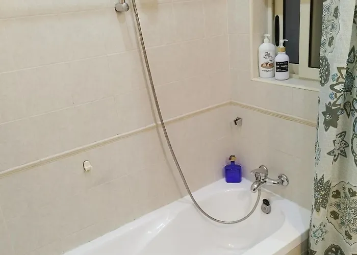 Joseph 2, Stylish Corner Flat With Park Views And Close To The Airport Siggiewi