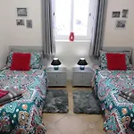Apartment Joseph 2, Charming Retreat With Park Views And Close To The Airport