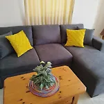 Apartment Joseph 2, Charming Retreat With Park Views And Close To The Airport