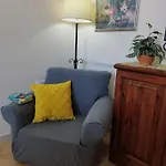 Apartment Joseph 2, Charming Retreat With Park Views And Close To The Airport *
