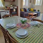 Apartment Joseph 2, Charming Retreat With Park Views And Close To The Airport *
