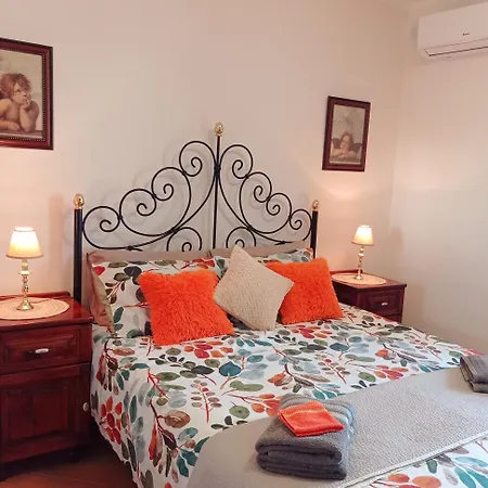 Joseph 2 Stylish Flat With Open Views, Just 4km From The Airport Or Appartement