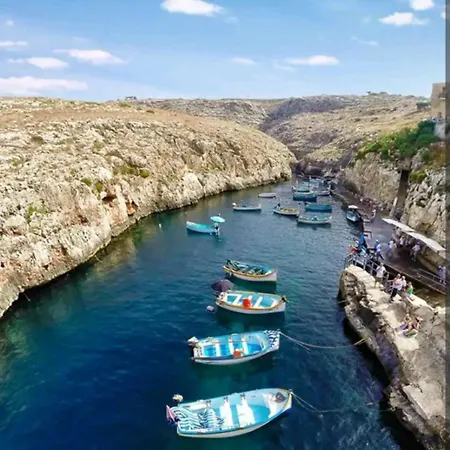 Joseph 2, Stylish Corner Flat With Open Views And Close To The Airport Apartmán *