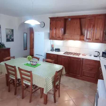 Joseph 2, Stylish Corner Flat With Open Views And Close To The Airport *