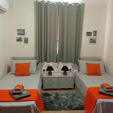 Joseph 2 Stylish Flat With Open Views, Just 4km From The Airport Or *