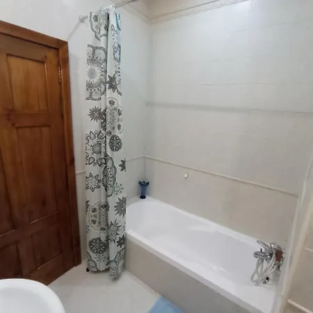 Joseph 2, Stylish Corner Flat With Open Views And Close To The Airport Apartmán