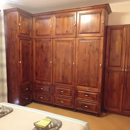 Joseph 2, Charming Retreat With Park Views And Close To The Airport Daire