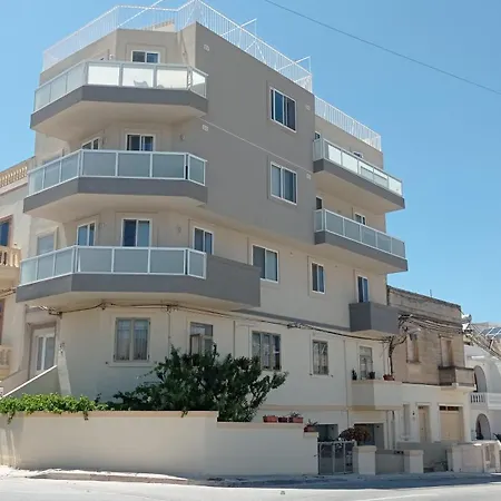 Joseph 2 Stylish Flat With Open Views, Just 4km From The Airport Or *