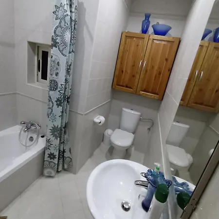 Daire Joseph 2, Charming Retreat With Park Views And Close To The Airport