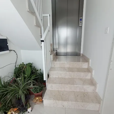 Joseph 2 Stylish Flat With Open Views, Just 4km From The Airport Or *