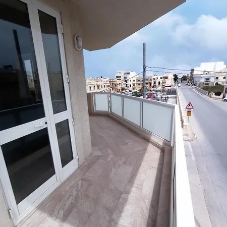 Joseph 2 Stylish Flat With Open Views, Just 4km From The Airport Or