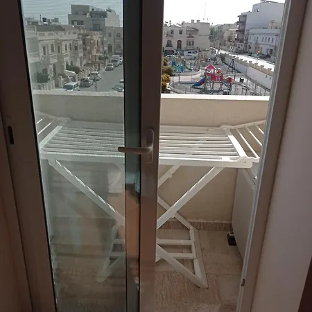 Apartmán Joseph 2, Stylish Corner Flat With Open Views And Close To The Airport *