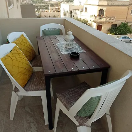 Joseph 2, Stylish Corner Flat With Open Views And Close To The Airport Siġġiewi