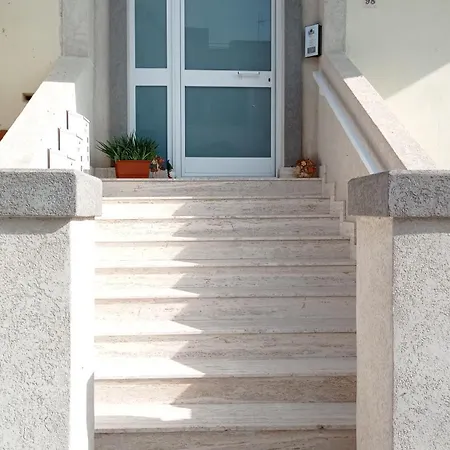 アパート Joseph 2, Stylish Corner Flat With Open Views And Close To The Airport *