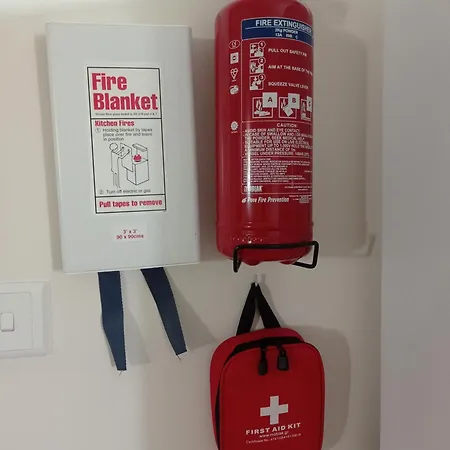 Joseph 2, Stylish Corner Flat With Open Views And Close To The Airport