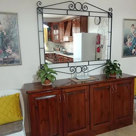 Apartment Joseph 2, Charming Retreat With Park Views And Close To The Airport