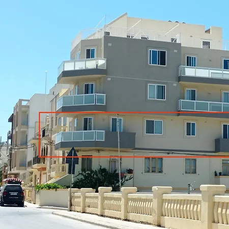Joseph 2 Stylish Flat With Open Views, Just 4km From The Airport Or *