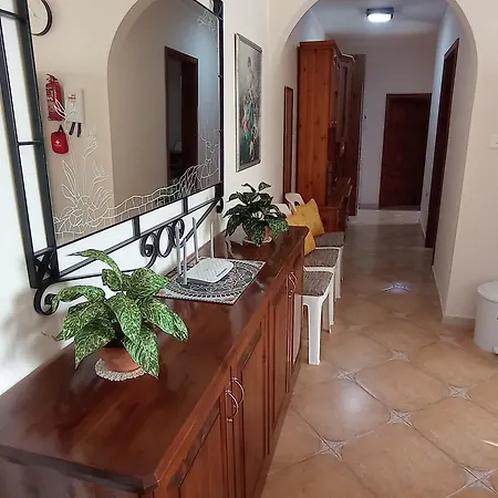 Joseph 2 Stylish Flat With Open Views, Just 4km From The Airport Or Appartement