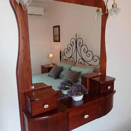 Joseph 2, Charming Retreat With Park Views And Close To The Airport *