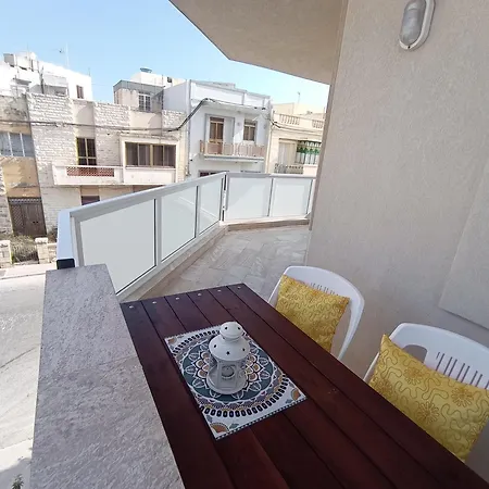 Daire Joseph 2, Stylish Corner Flat With Open Views And Close To The Airport Siggiewi