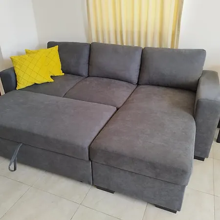 Joseph 2, Stylish Corner Flat With Open Views And Close To The Airport *