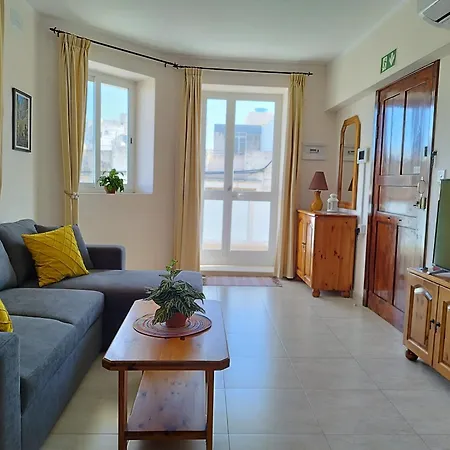 Daire Joseph 2, Charming Retreat With Park Views And Close To The Airport