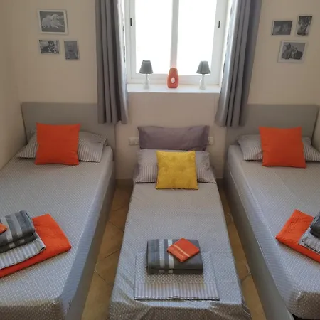 Joseph 2 Stylish Flat With Open Views, Just 4km From The Airport Or *