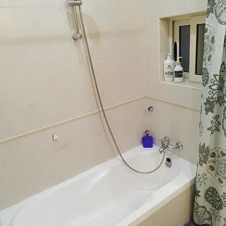 Joseph 2, Stylish Corner Flat With Open Views And Close To The Airport Siġġiewi