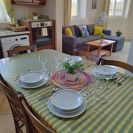 Daire Joseph 2, Charming Retreat With Park Views And Close To The Airport *