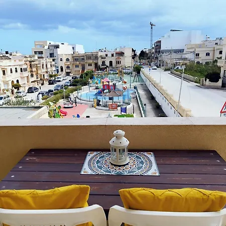 Joseph 2, Charming Retreat With Park Views And Close To The Airport Apartment *