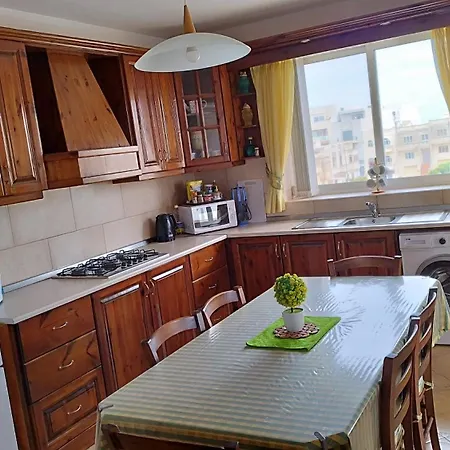 Joseph 2, Charming Retreat With Park Views And Close To The Airport Apartment *