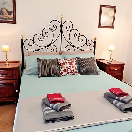 Lägenhet Joseph 2, Charming Retreat With Park Views And Close To The Airport