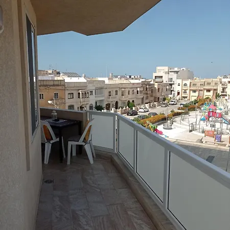公寓 Joseph 2, Charming Retreat With Park Views And Close To The Airport *