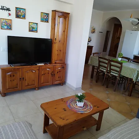Joseph 2, Charming Retreat With Park Views And Close To The Airport 公寓