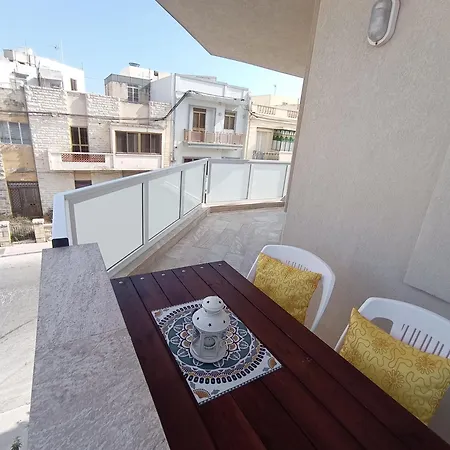 Joseph 2, Charming Retreat With Park Views And Close To The Airport *