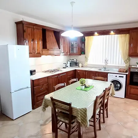 Joseph 2, Charming Retreat With Park Views And Close To The Airport 公寓 *