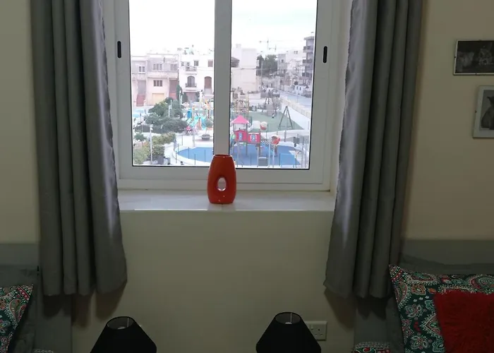 Apartment Joseph 2, Stylish Corner Flat With Park Views And Close To The Airport *