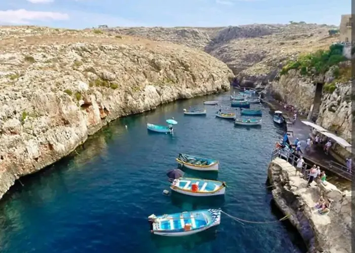 Joseph 2, Stylish Corner Flat With Park Views And Close To The Airport Apartment *