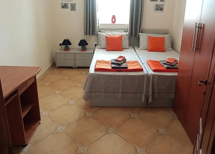 Joseph 2, Stylish Corner Flat With Park Views And Close To The Airport * Siggiewi