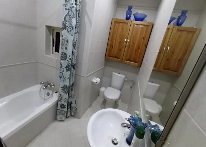 Apartment Joseph 2, Stylish Corner Flat With Park Views And Close To The Airport